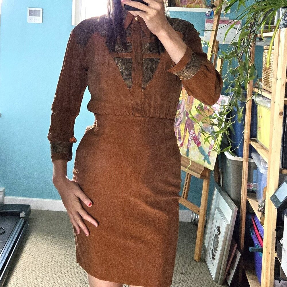 Stunning 2-piece vintage Cache set with a metallic gold snake skin pattern, sz10